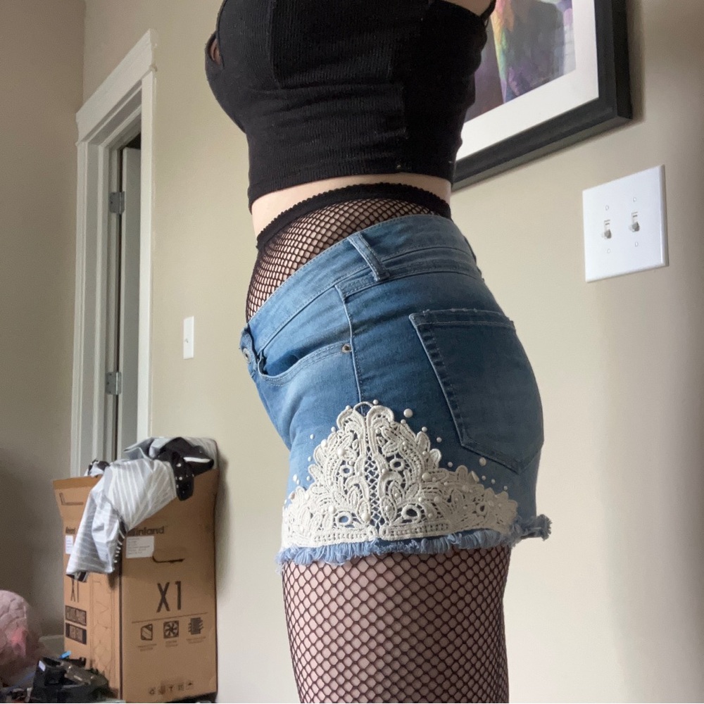 CUTE LACE PEARL JEAN SHORTS - Picture 14 of 14